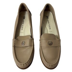 AK Anne Klein Iflex AKNEXXT Womens Tan/Beige Flats Loafers NEXX01F9 Lion Logo 8M